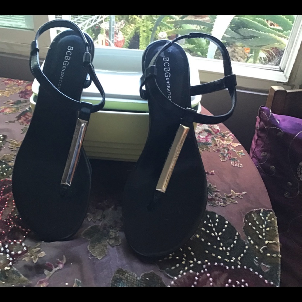 BCBG SANDALS. BLACK